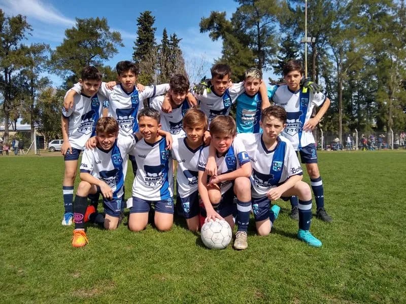 Equipo juvenil de Roma posando en cancha.