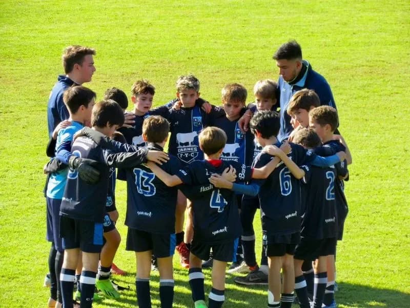 Equipo juvenil de Roma en ronda antes de un partido.