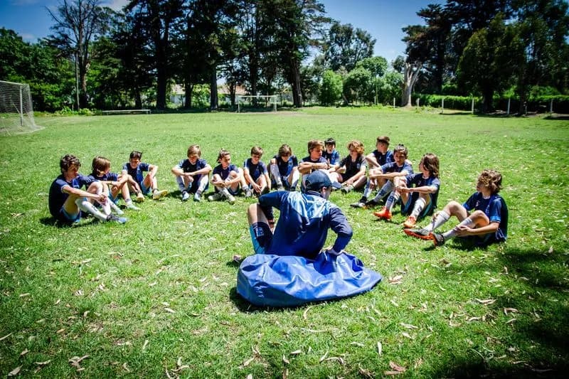 Juveniles de Roma sentados antes de un entrenamiento.