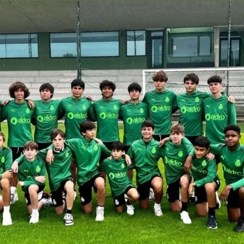 Juveniles con indumentaria del Racing de Santander.